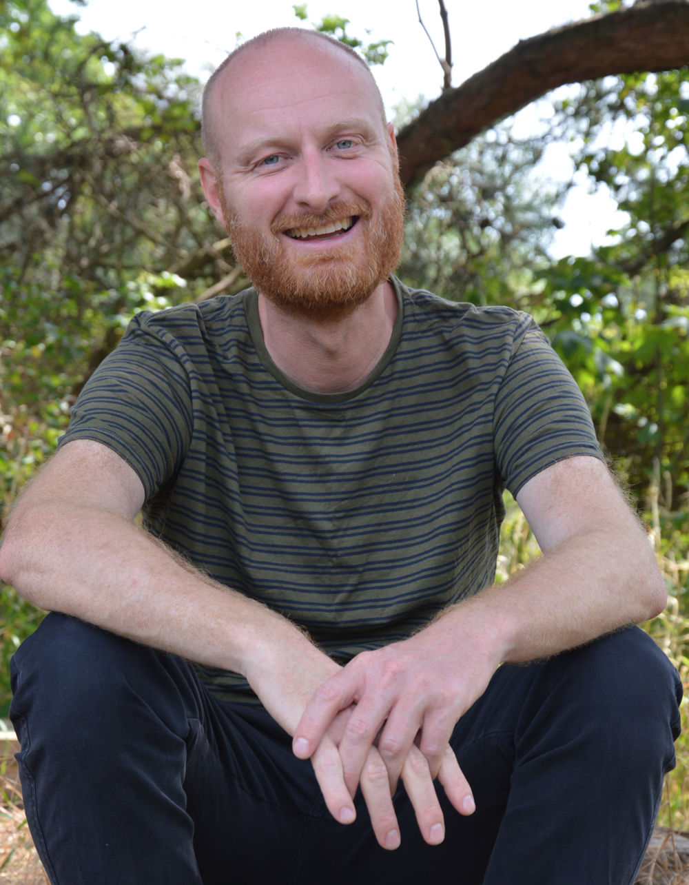 Simon er Umbraco udvikler, men sidder her i en tilgroet have og holder sommerferie.